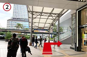 階段を降り、右に曲がります