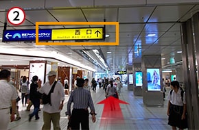西口通路を真っ直ぐ進みます。