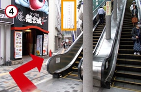 エスカレーターを降りたら、右後ろ方向に進みます。「TAKASHIMAYA」の看板が目印です。