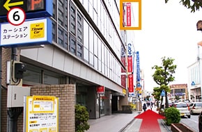 3分ほど道なりに進むと「三菱UFJ信託銀行」の看板が見えてきます。