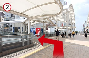 直進して歩道橋の上に出たら、左手側ひとつめの階段を下ります。