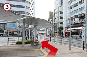 階段を下りてすぐのバス停横を直進します。