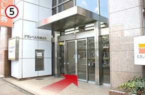 むさし証券の横が入口です。グランベル川越ビルの8階へお越しください。