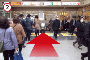 エスカレーターを降り、東口へ出ます。
