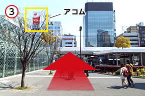 アコムの看板が見える方向へ直進します。