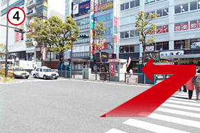 アコムのビル前の横断歩道を渡り、左折します。