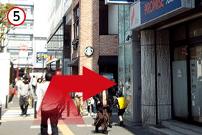 ミスタードーナツとスターバックスの間を右折します。