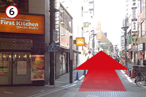 ファーストキッチンを越え、信号のある交差点まで直進します。