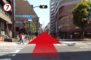 交差点を渡り「川崎信用金庫」を左側にし、そのまま直進します。