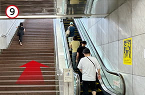 上り口です。36番出口をエスカレーターか階段で上ります