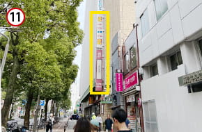 右側に「デイリーヤマザキ」「カフェベローチェ」があります