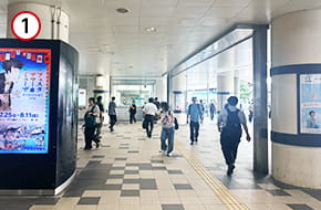 「中央口改札」を出て、右側にある地下街「アゼリア」方面へ向かいます