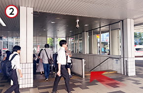 エスカレーターまたは階段を下ります