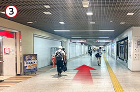 アゼリア地下街を「GOURMESSE」方向へまっすぐ直進します