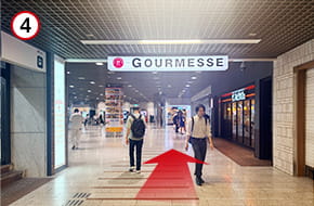 地下街「アゼリア」の「GOURMESSE」を左手に曲がります