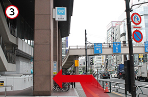 歩道橋に向かって進み、四ツ目通りの交差点を亀戸方面に左折します。