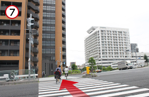 松代橋を渡って右手側にある横断歩道を進みます。