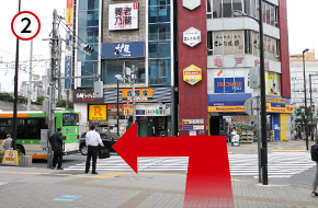 駅から出て錦糸町駅方面に向かって横断歩道を渡り、左折します。