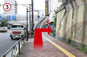 歩道橋に向かって進み、亀戸駅前交差点を浅草橋方面に右折します。