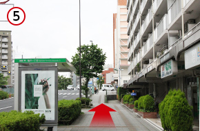 亀戸一丁目バス停を通り過ぎ直進します。