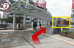 デッキを右側のマクドナルドに向かって進みます。