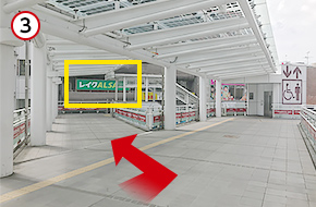 レイクに向かって左折します。