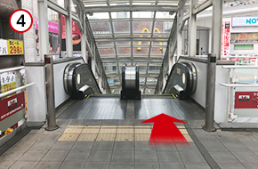 エスカレーターを下ります。