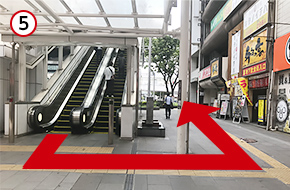 エスカレーターを下りたら左にUターンする形で曲がります。