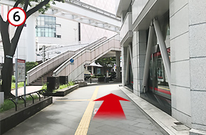 道なりに直進します。