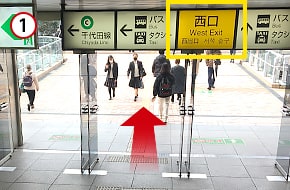 「西口」方面に進み、ペデストリアンデッキにでます。