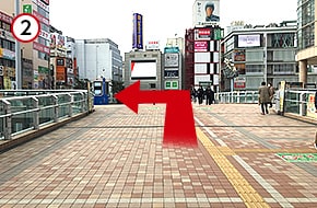 ペデストリアンデッキの十字路を左折します。