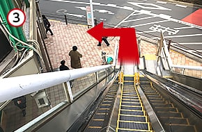 エスカレーターを下り、左折してアーケードのある北千住駅前通りを道なりに直進します。