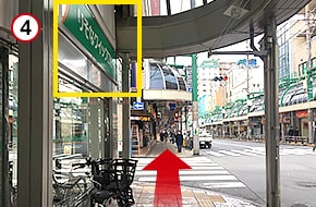 左手に『りそな銀行』を見ながら、横断歩道を渡り直進します。この後、2回横断歩道を渡ります。
