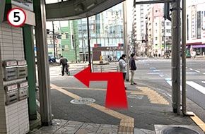 大きい交差点(日光街道)にぶつかります。横断歩道は渡らずに左折します。『パナソニックホームズ』が目印です。