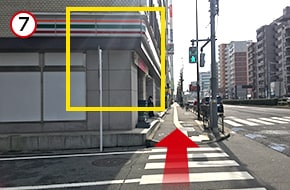 『セブンイレブン』手間の横断歩道を渡ります。