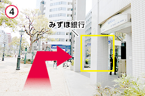 「みずほ銀行」がある交差点を右折します。