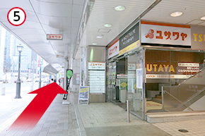 「ユザワヤ」を越えて直進します。