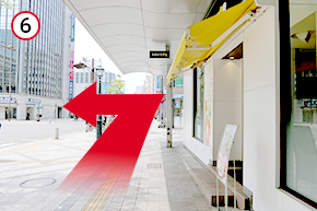 「ドトールコーヒー」と「ローソン」を越え、「洋服の青山」方向へ横断歩道を左折します。