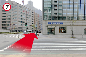 「洋服の青山」を越えて直進します。