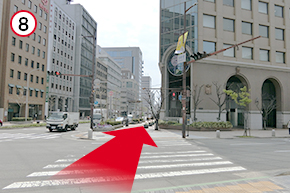 京町筋の交差点を越えてさらに直進します。