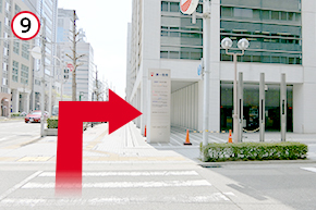 第一生命ビルディングの看板が見えてきます。