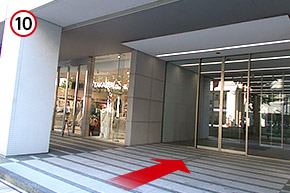 第一生命ビルディング1階の「TAKAZEN」がある隣の入り口より、12階へお越しください。