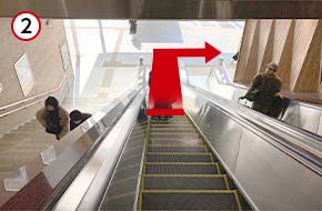 駅ビルを出て右に曲がります。