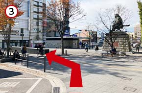 武田信玄像を右手にバスのロータリーに沿って進みます。