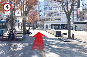 平和通に向かって直進し、横断歩道を渡ります。