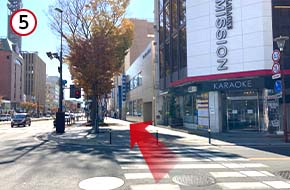 平和通を直進します。