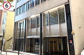 4つ目の信号(市役所前)の手前「甲府丸の内ビル」内にベリーベスト法律事務所 甲府オフィスがございます。5階までお越しください。