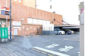 甲府丸の内ビルの隣、りそな銀行の裏手にナビパーク 甲府丸の内第1がございます。