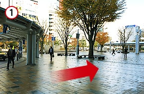 JR「郡山駅」からバスターミナル口（西口）を出て、そのまま西口広場を直進します。