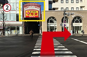 横断歩道をわたり、「駅前アーケード商店街」の前で右折します。